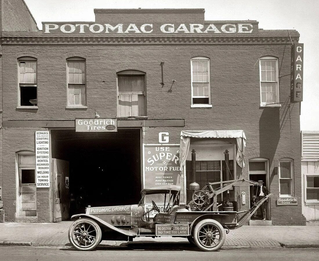 That is car in the shop. Америка Shorpy 1922. Первые автомастерские. Автомастерская в Америке. Америка 30 х годов.