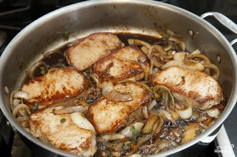Свинина, свежая, средняя часть филе с ребер, без костей, мясо с жиром, обжаренна
