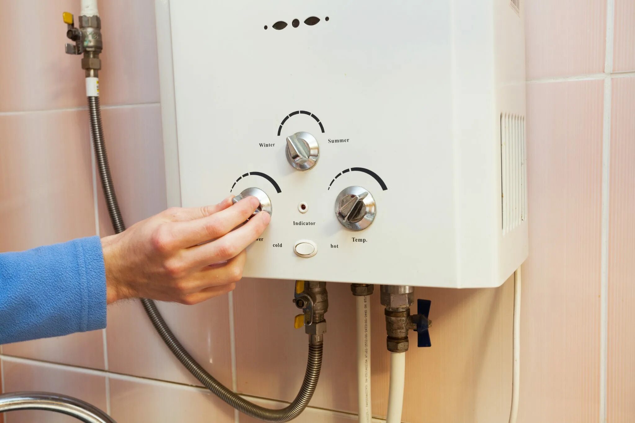 Как правильно выбрать водонагреватель для дома. Gas water heater install. проточный водонагреватель для отопления. газовая колонка для отопления. газовый водонагреватель.