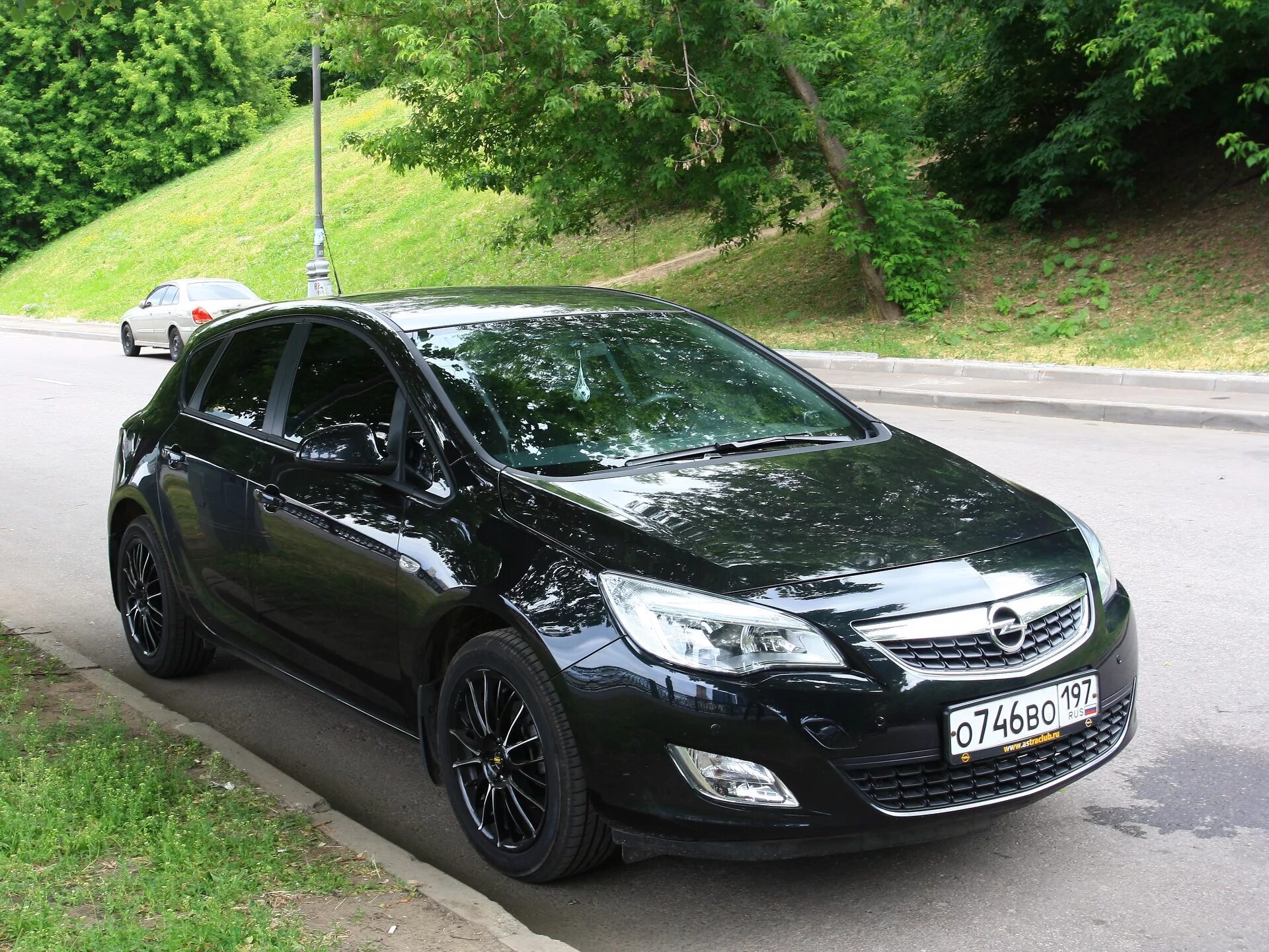 Opel astra черный. Opel Astra j 1.6. Opel Astra j 2010 1.6. Opel Astra j 2010.