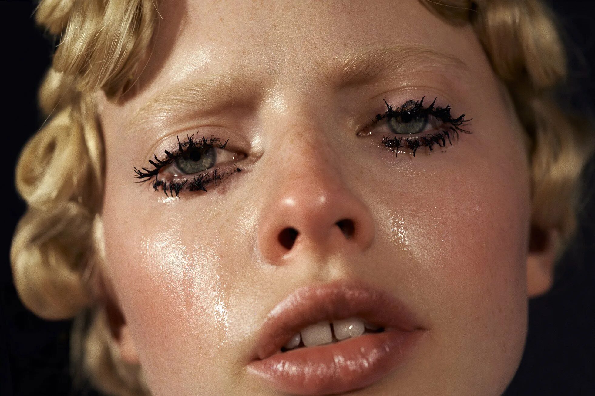 Девушка в слезах. Девушка плачет. Глаз со слезой. Заплаканный. Плачущие глаза.