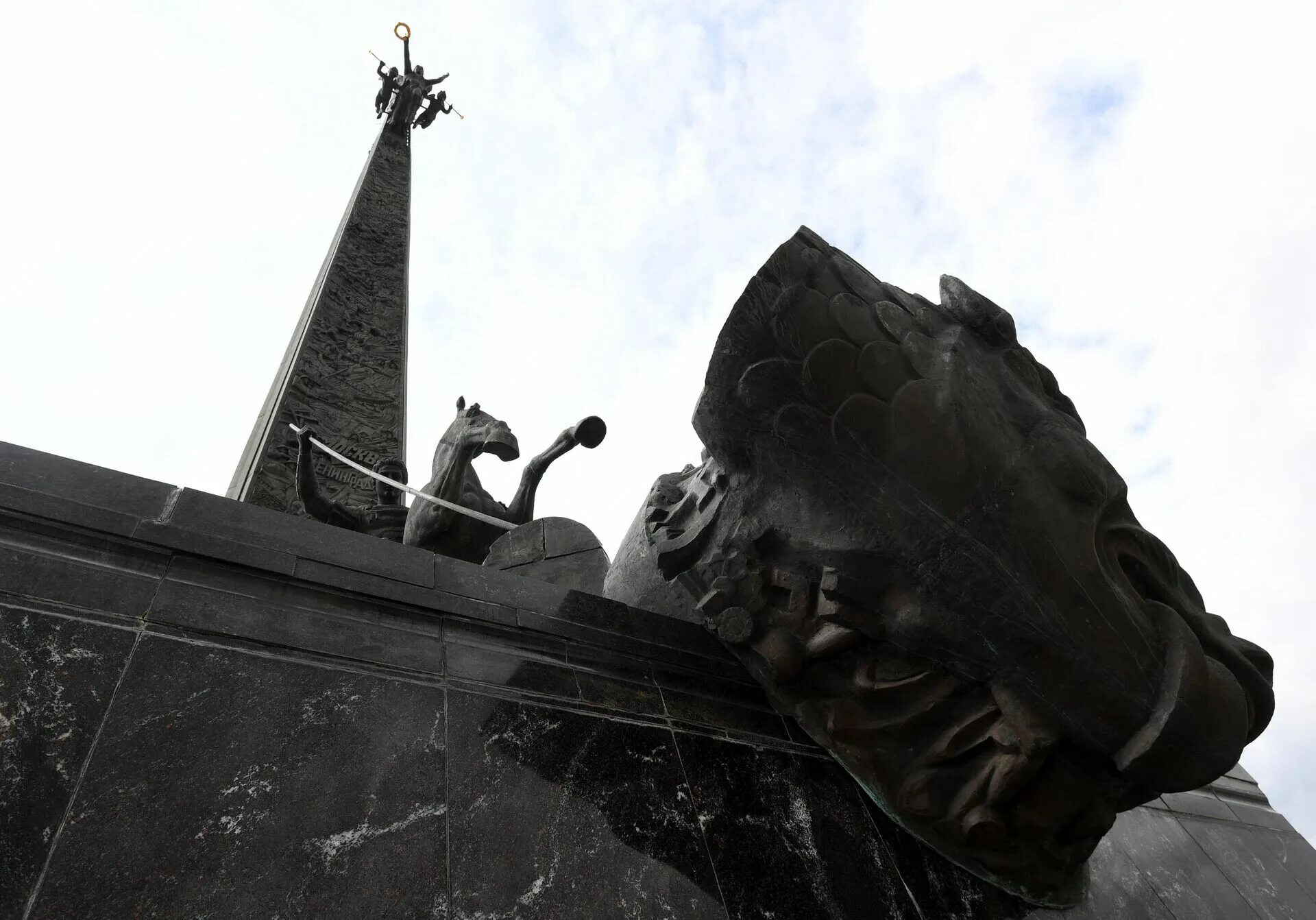 Памятник победы на горе. Монумент Победы в Москве. Монумент Победы на Поклонной горе. Памятник на Поклонной горе в Москве. Скульптура вестница Победы Поклонная гора.