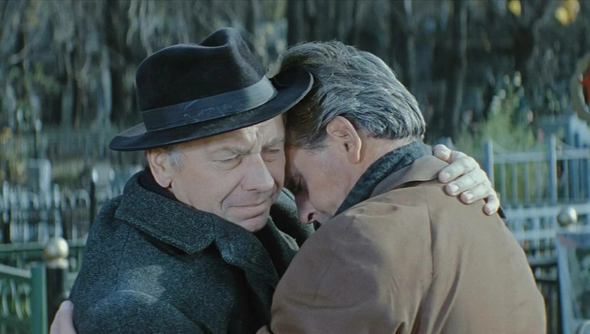 Бел кадры. Анатолий Папанов белорусский вокзал (1971). Анатолий Папанов белорусский вокзал. Евгений Леонов белорусский вокзал. Леонов белорусский вокзал.