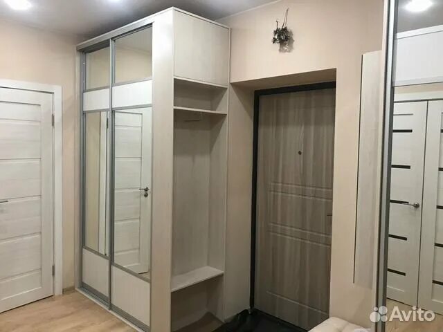 Тонированный стильный шкаф купе в прихожую с тумбой на заказ в Москве и МО