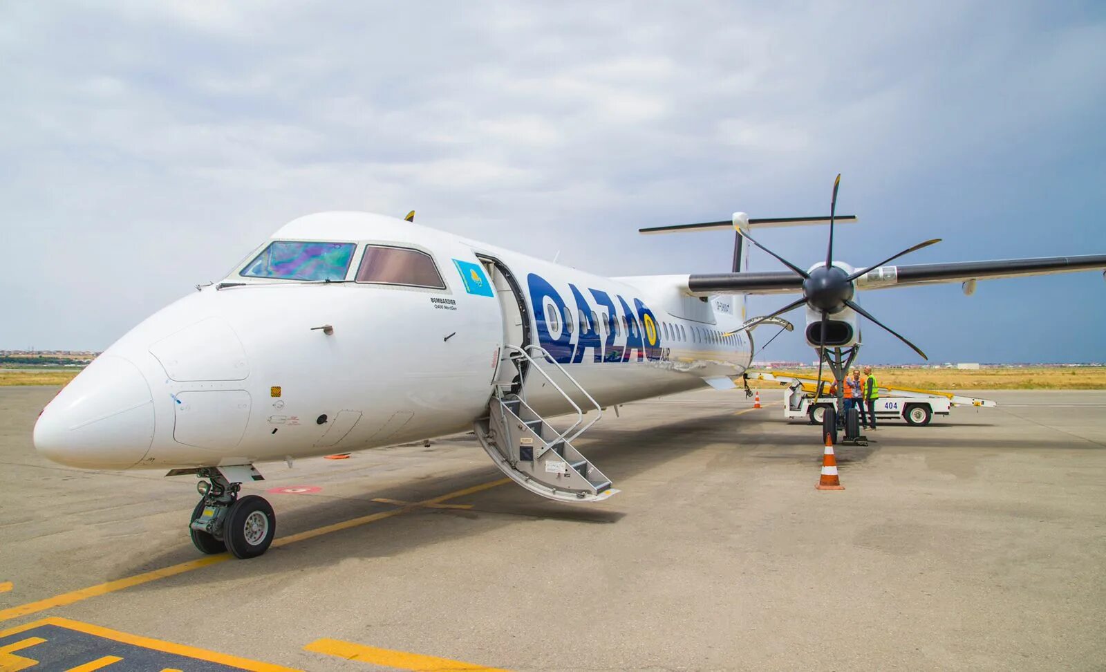 De-Havilland Dash 8-q400 Qazaq Air. Qazaq Air самолеты. De Havilland Dash-8-q400ng Qazaq Air. Qazaq самолет Казахстан.