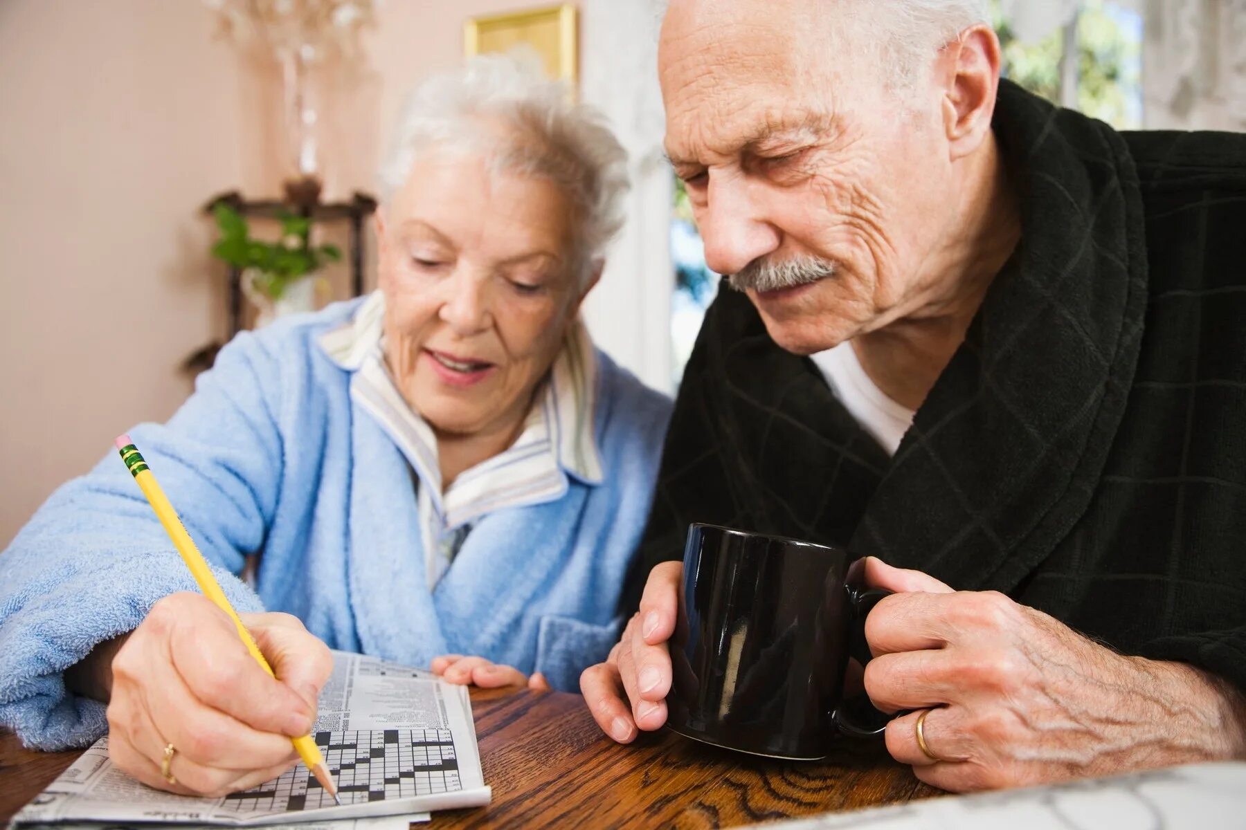 Улучшение памяти в возрасте. Пожилые люди. Интеллектуальные нарушения пожилых людей. Пенсионеры фотосессия. Умственная активность пожилых людей.