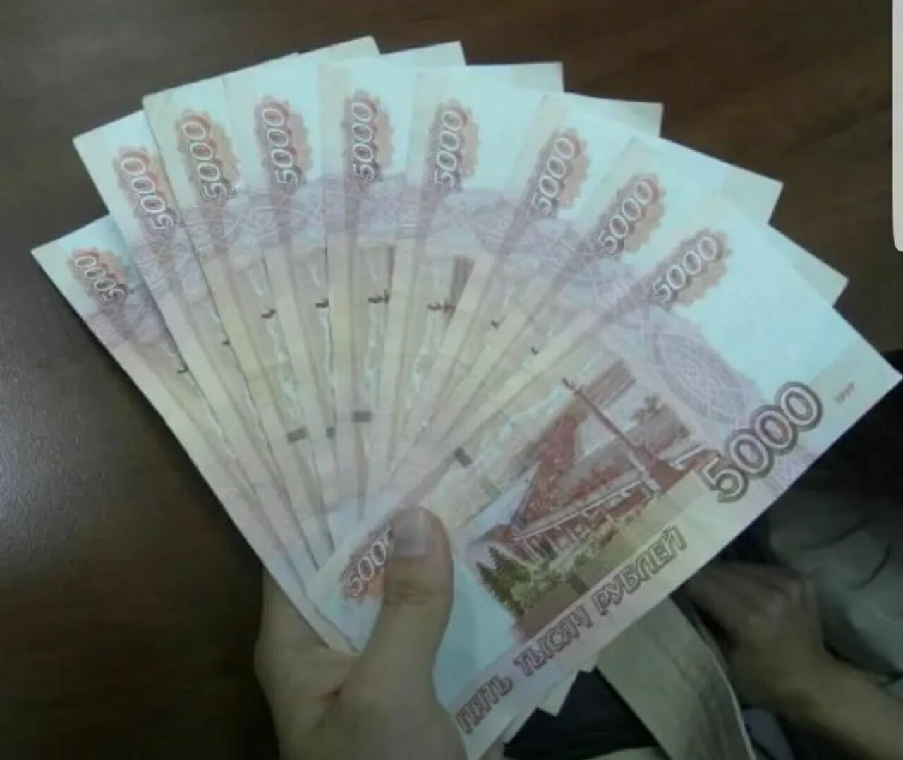 Деньги в руках. СТО тысяч рублей в руках. 40 Тысяч рублей в руках. Деньги в руках 50к.