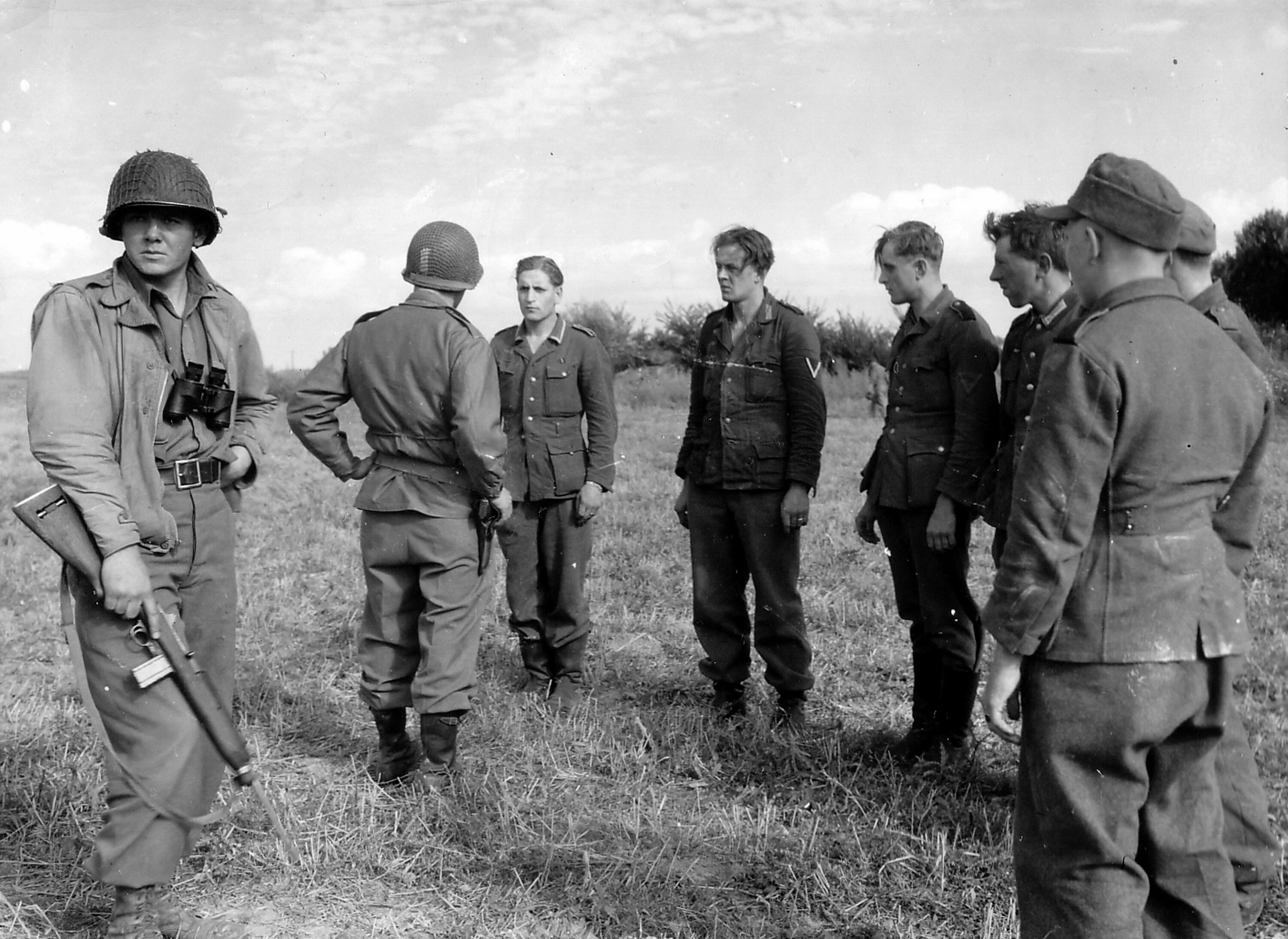 Немецкие солдаты второй мировой войны плен. Пленные немецкие солдаты 1944. Пленные солдаты второй мировой немцы. Пленные американские солдаты 1944. Помощь военнопленным