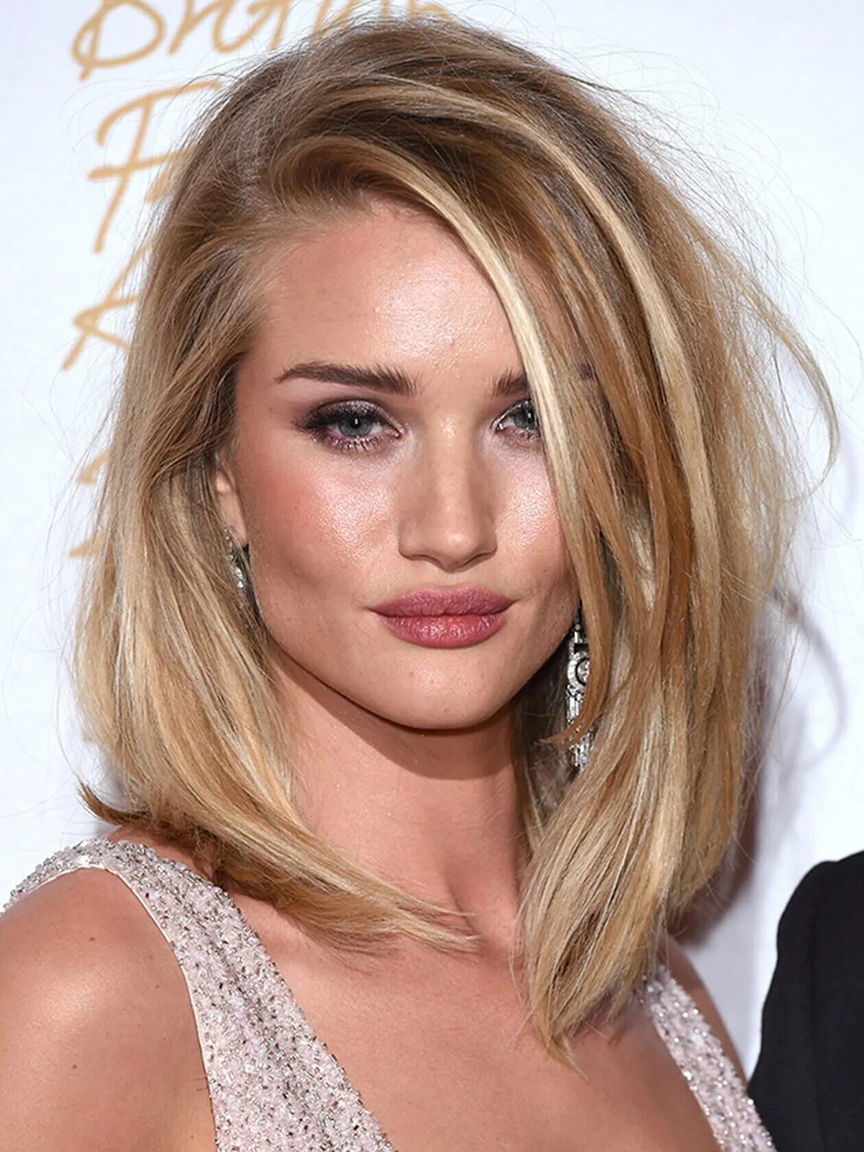 Удлиненное каре гвинет пэлтроу. Удлиненный боб на средние. Стрижка лонг боб каре. Bob kare стрижка до плеч. Гвинет пэлтроу стрижка каре.