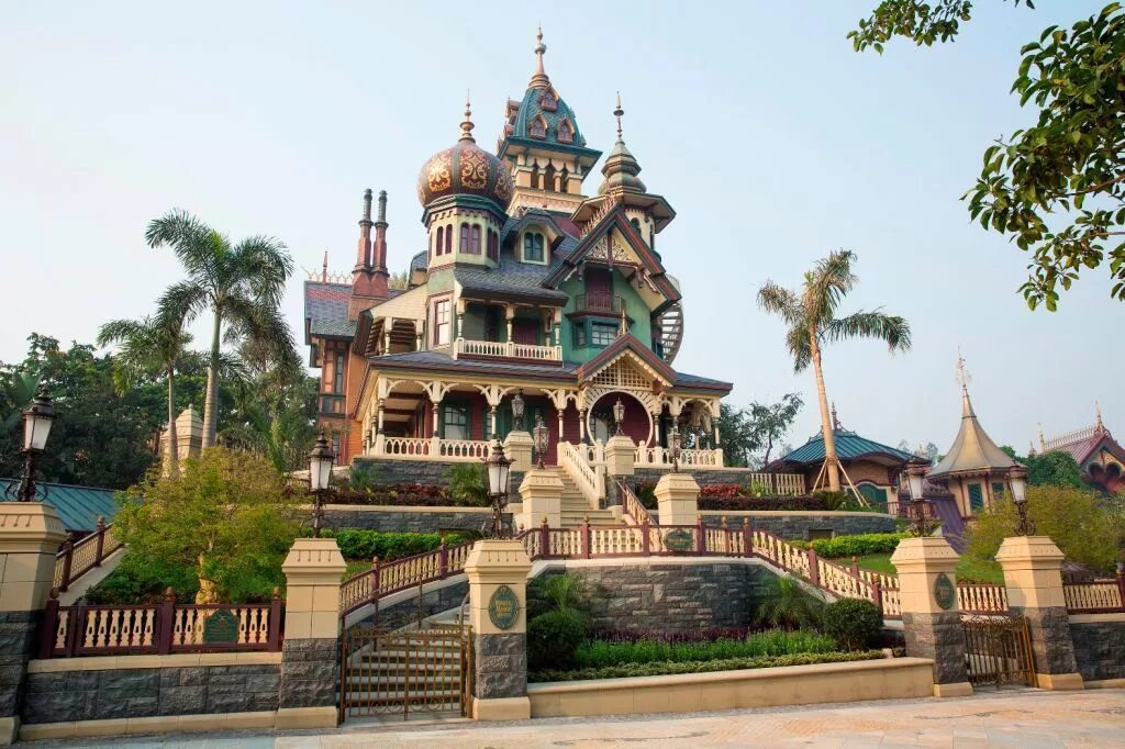 Mystic manor disneyland. Диснейленд гонконг. Mystic manor. Диснейленд гонконг. Замок дисней гонконг.