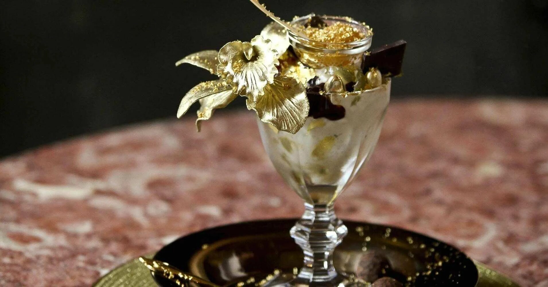 Дорогой десерт. Мороженое Golden Opulence Sundae. Сандей «золотое изобилие». Десерт Frrrozen Haute Chocolate. Сандей «Frrrozen Haute Chocolate».