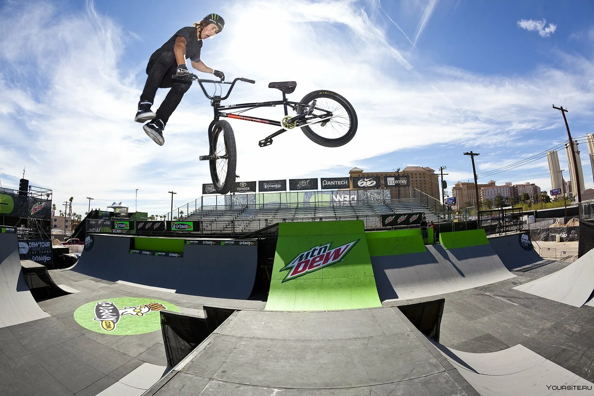 Гринды бмх. Бмх фристайл стрит. бмх стрит соревнования. bmx park bike. бмх трюки.