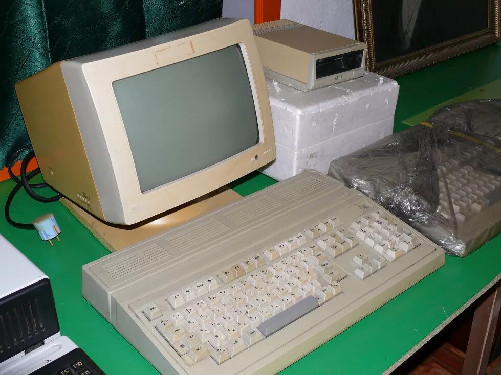 Компьютеры 90 х годов. ЭВМ 1990. Компьютер МК-88. Компьютеры БК 1990 года. IBM PC 90х.