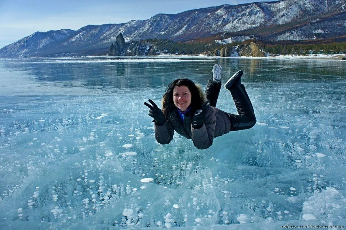 Сколько лет бабе любе с байкала. Иркутск Байкал лед. Озеро Байкал зимой. Прозрачный лед Байкала. Фотосессия на льду озера.