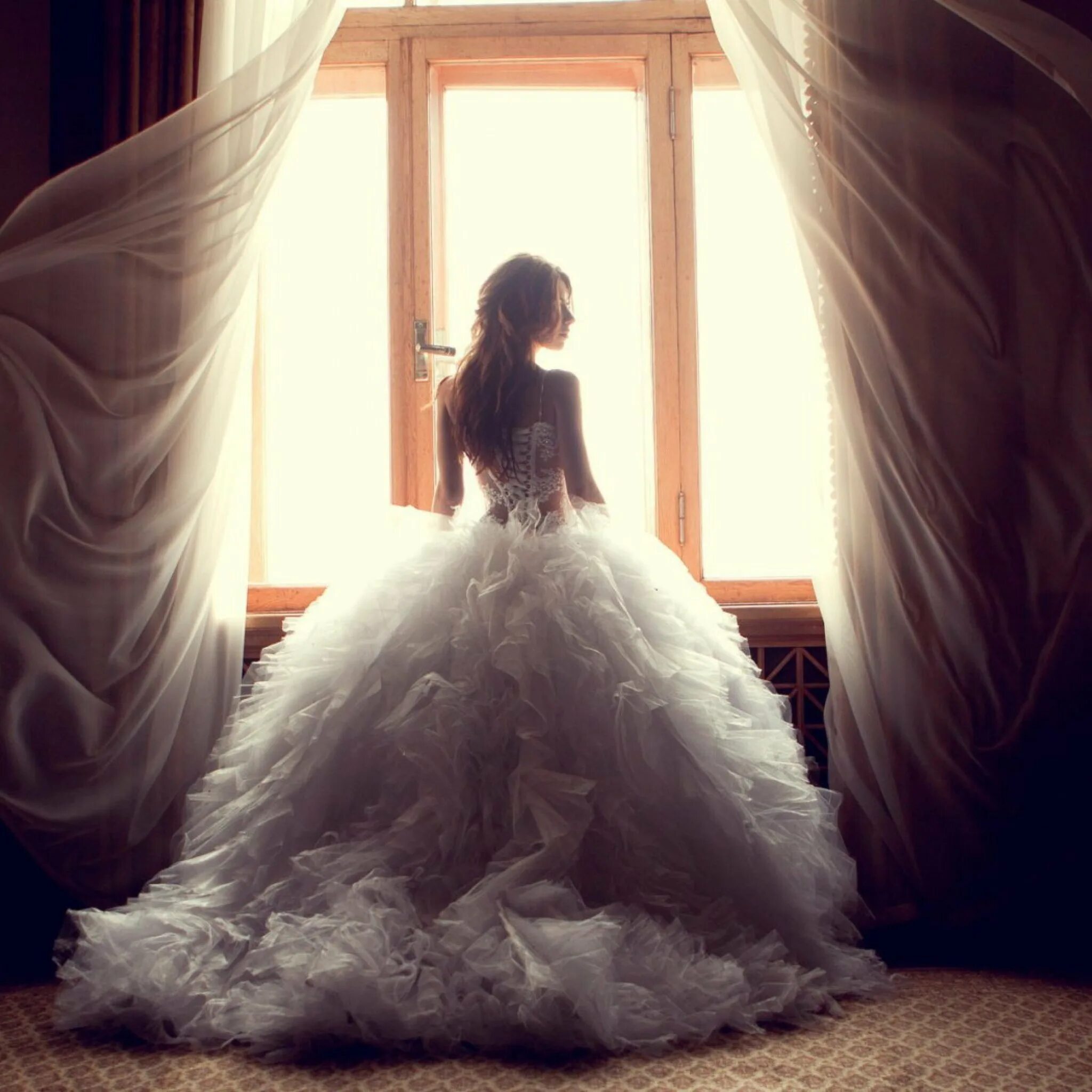 Стала твоей невестой. Девушка в свадебном платье. Девушка в свадебном платье со спины. Девушка в пашномплатье. Фотосессия в свадебном платье.