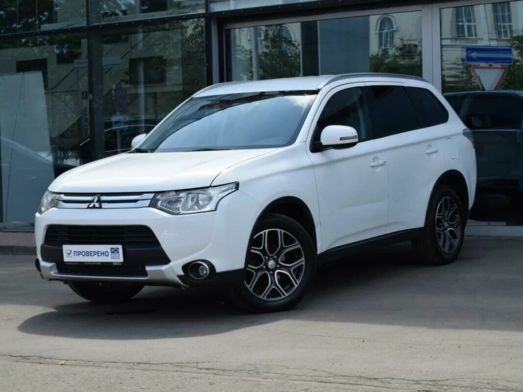 Mitsubishi Outlander III 2014. Outlander 2014 белый. Митсубиси Аутлендер 3 белый. Мицубиси Аутлендер 2014 белый.