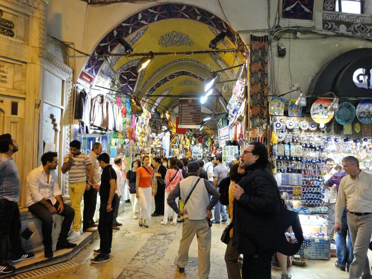 Праздники в стамбуле 2024. Ворота Гранд базара в Стамбуле. Гранд базар Стамбул ворота Баязит. Рынки в Стамбуле архитектура. Гранд базар Стамбул продавцы.