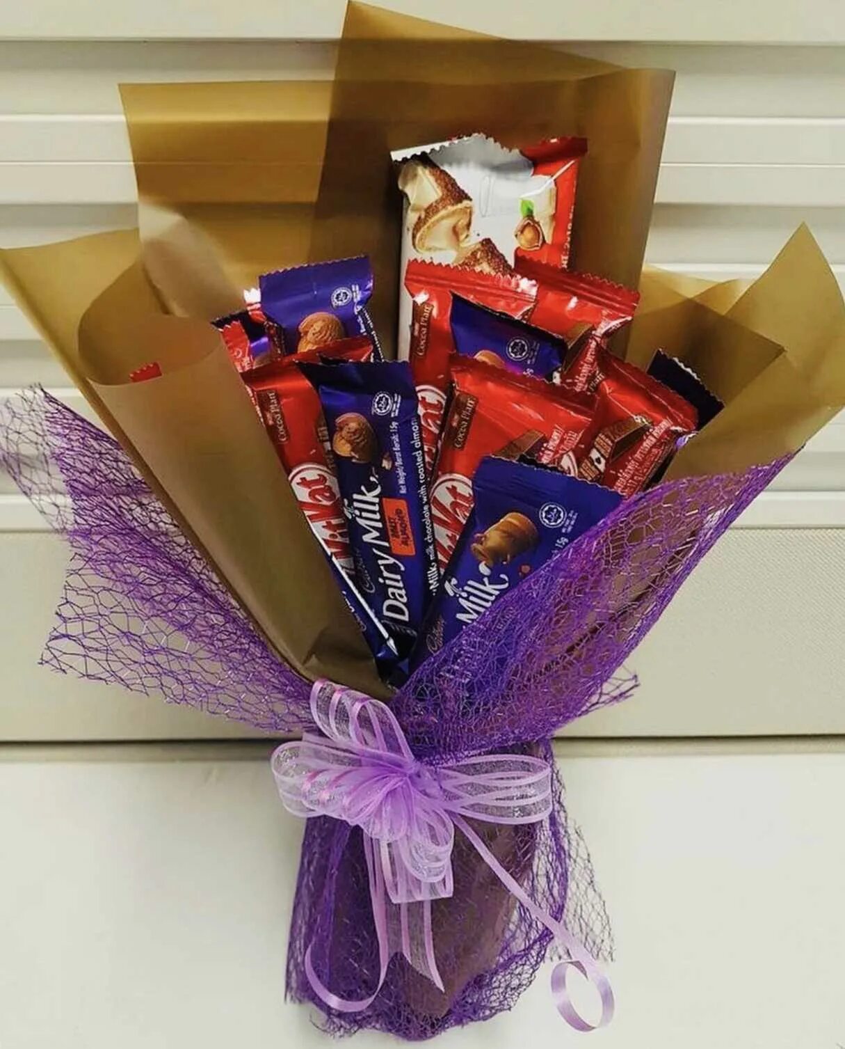 Букет из чая и конфет. Сладкие шоколадные букеты. Оригинальный подарок женщине. Сладкий букет. Сладкий подарок.