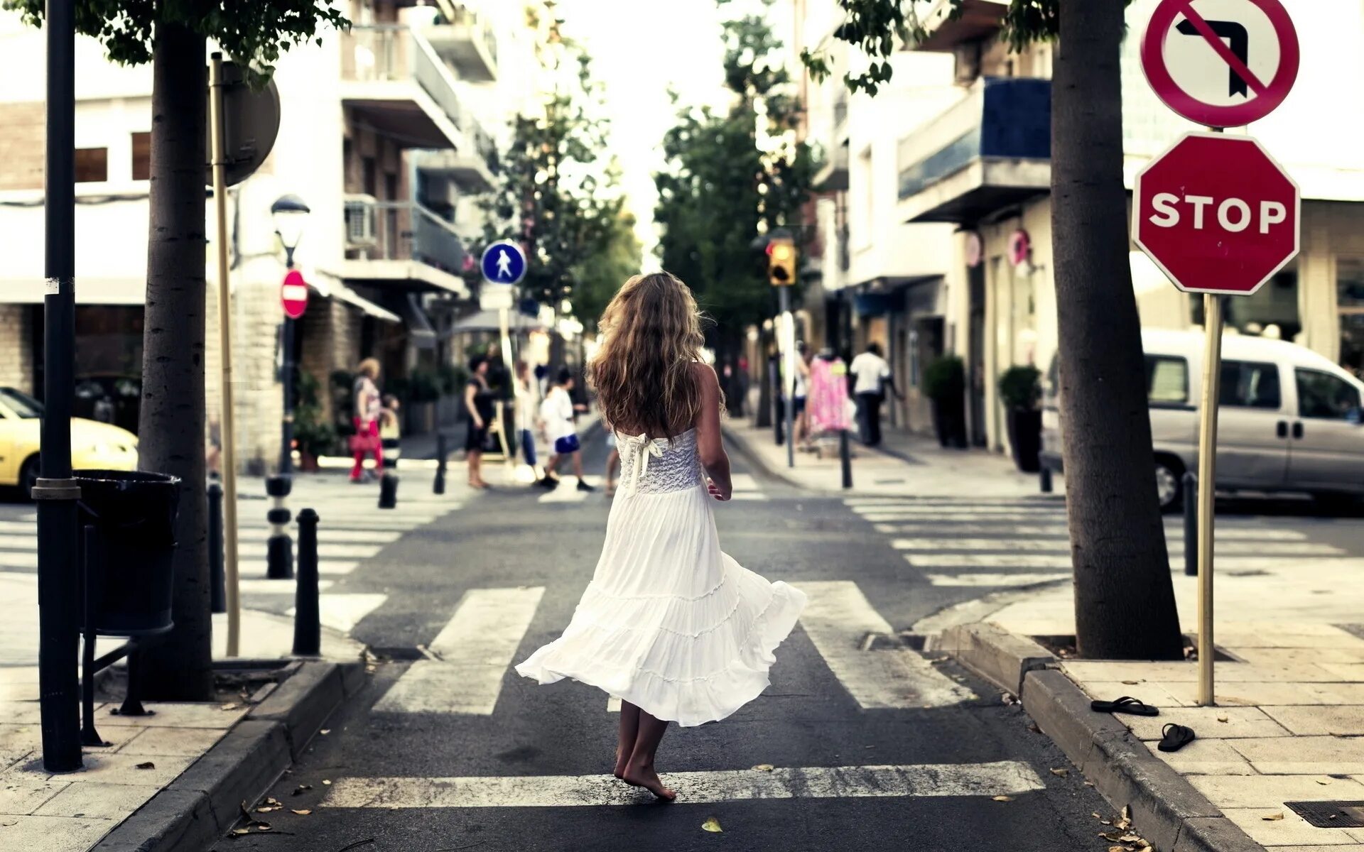 Всегда на улице. Девушка идет по улице. Красивые улицы с людьми. Счастливая девушка идет по улице. Девушка гуляет по улице.