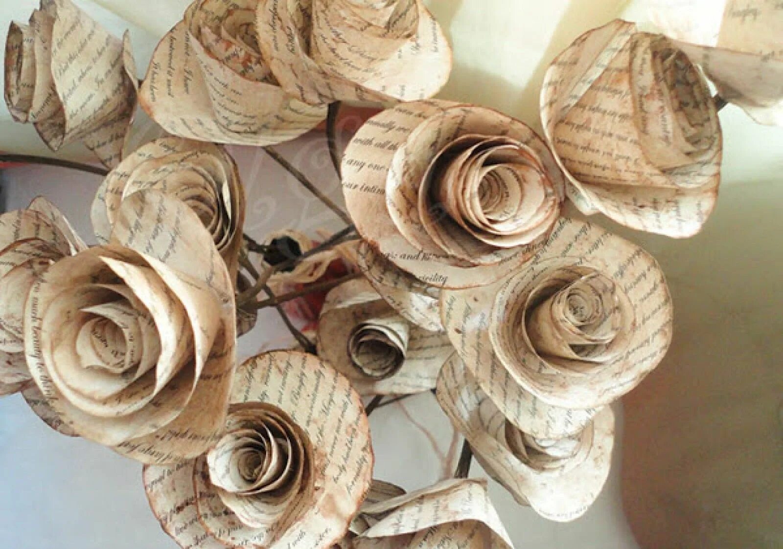 Поделки из использованной бумаги. Полезные вещи из бумаги. Поделки из использованной бумаги. Украшения из переработанных материалов. Украшения из журнальных листов.