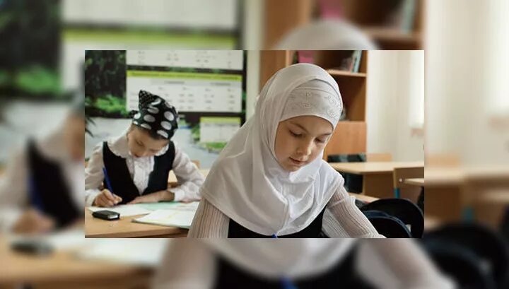 девочка в хиджабе. мусульманка в школе. ученица в хиджабе. мусульманские дети в школе. ученица в хиджабе.