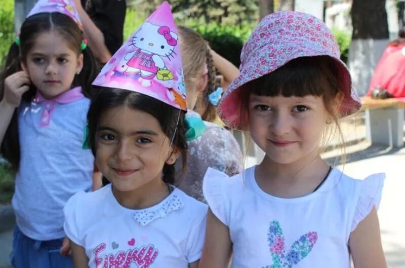 Ребенок осетин. Дети в Южной Осетии. Осетинские дети. Праздник в Осетии ребенок. Маленькие дети Осетия.