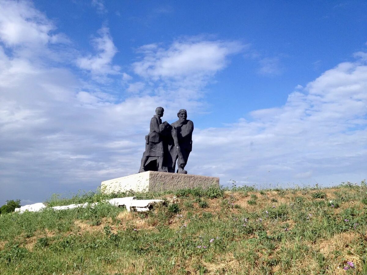 Погода крым кировский район село. Село Приветное Кировский район. Село Приветное Кировский район Крым. Памятники в селе приветом Кировский район Крым. Приветное Крым памятник партизанам.