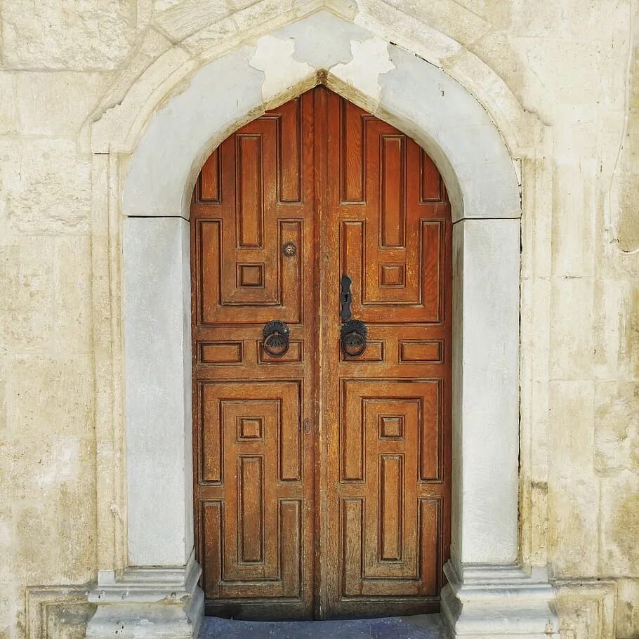 Двери в древней Греции. Храм древняя Греция дверь. Старинная дверь. Двери в храм. Дверь исы
