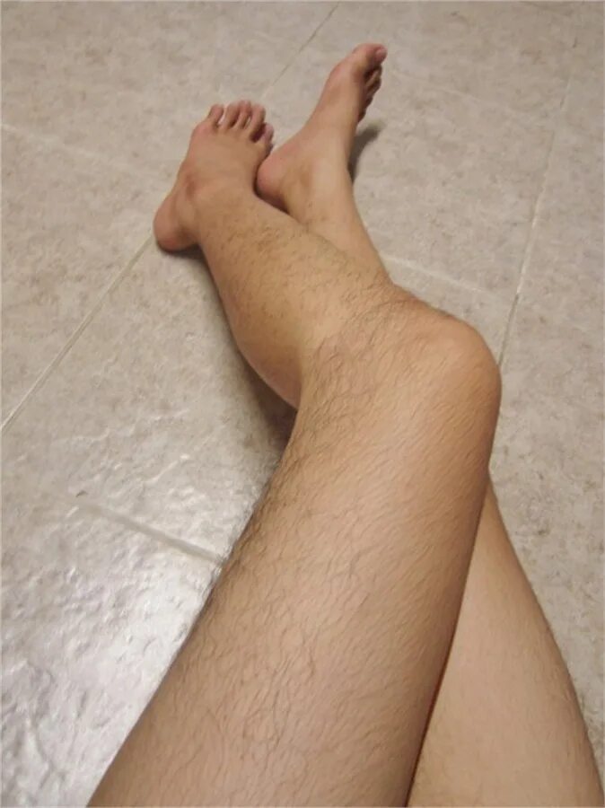 Девушка бреет ноги. Женщины с волосатымимногами. Волоса ые женские ноги. Волосатые ножки девушек. Волосатые женскиетноги.