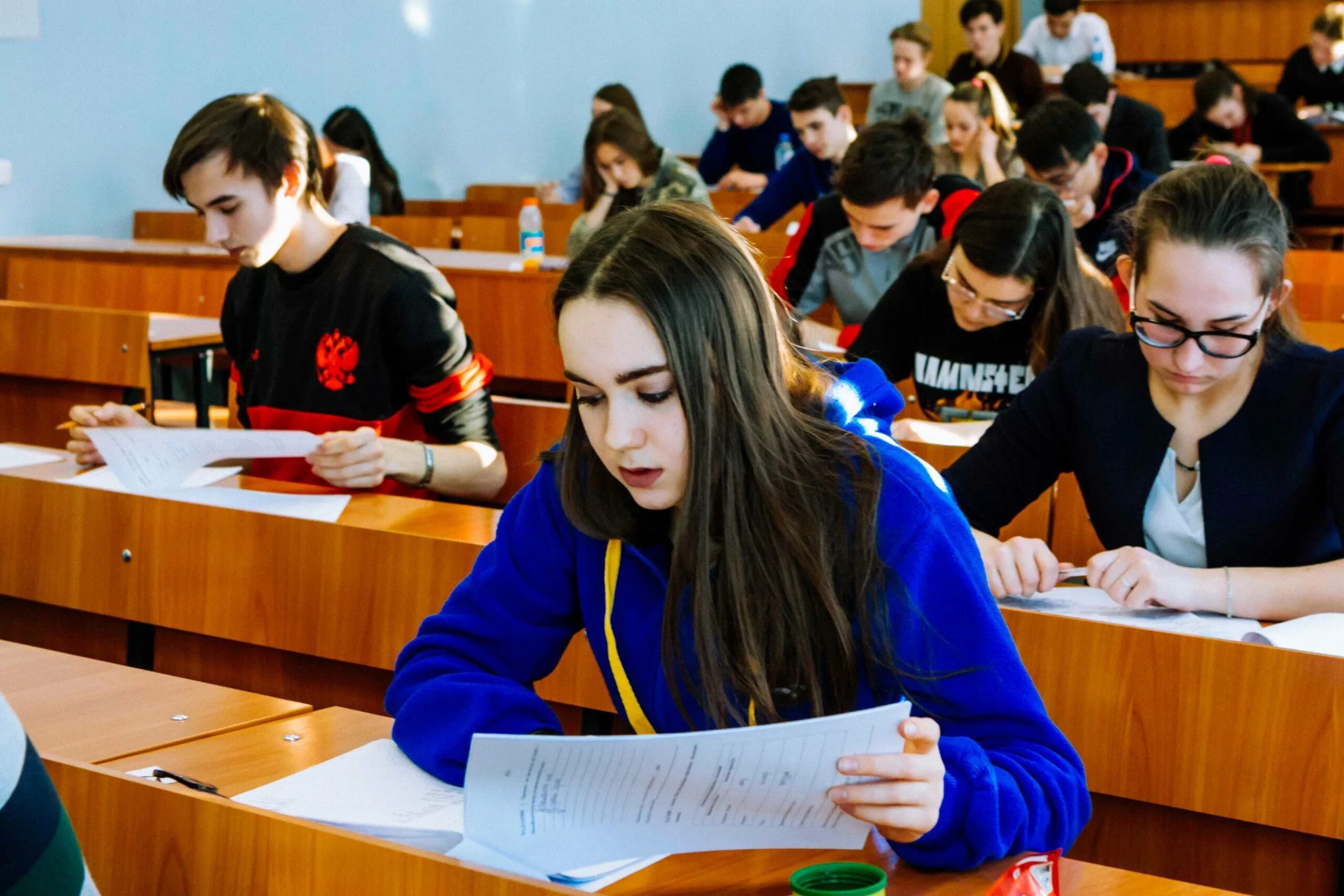 "физика". Студенты в вузе. Экзамены и олимпиады мгу. Мгу аудитории. Экзамен в вузе.