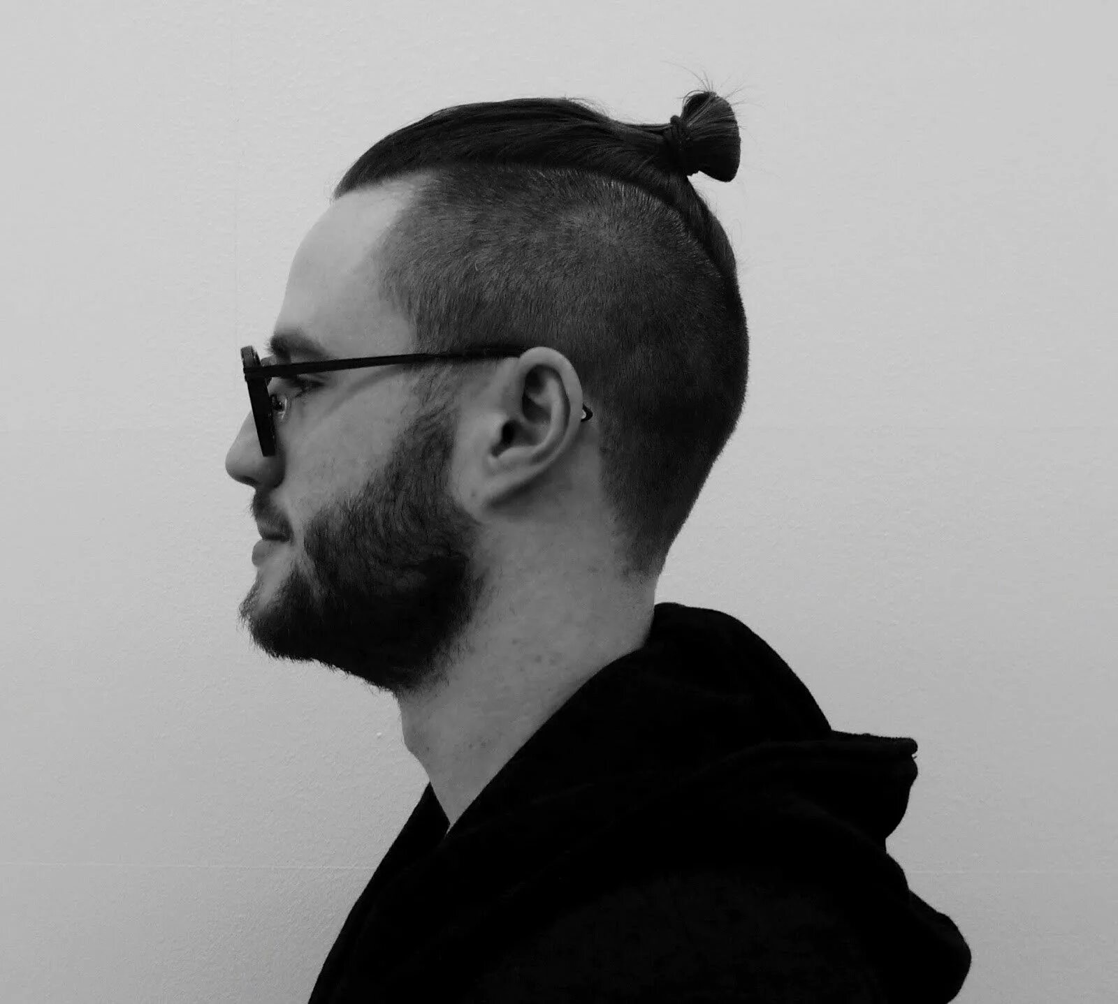 Андеркат man bun. Стрижка топ кнот мужская. Топ кнот андеркат. Колин фаррелл топ кнот. Топ кнот мужская стрижка 2022.