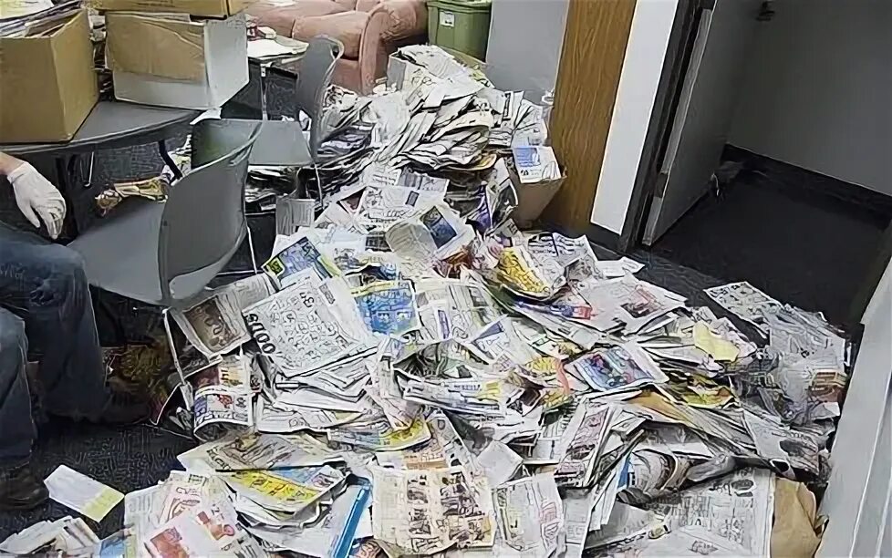 Какой завал. Стол заваленный бумагами. разбросанная бумага в офисе. бумага для офиса. кот заваленный бумагами.