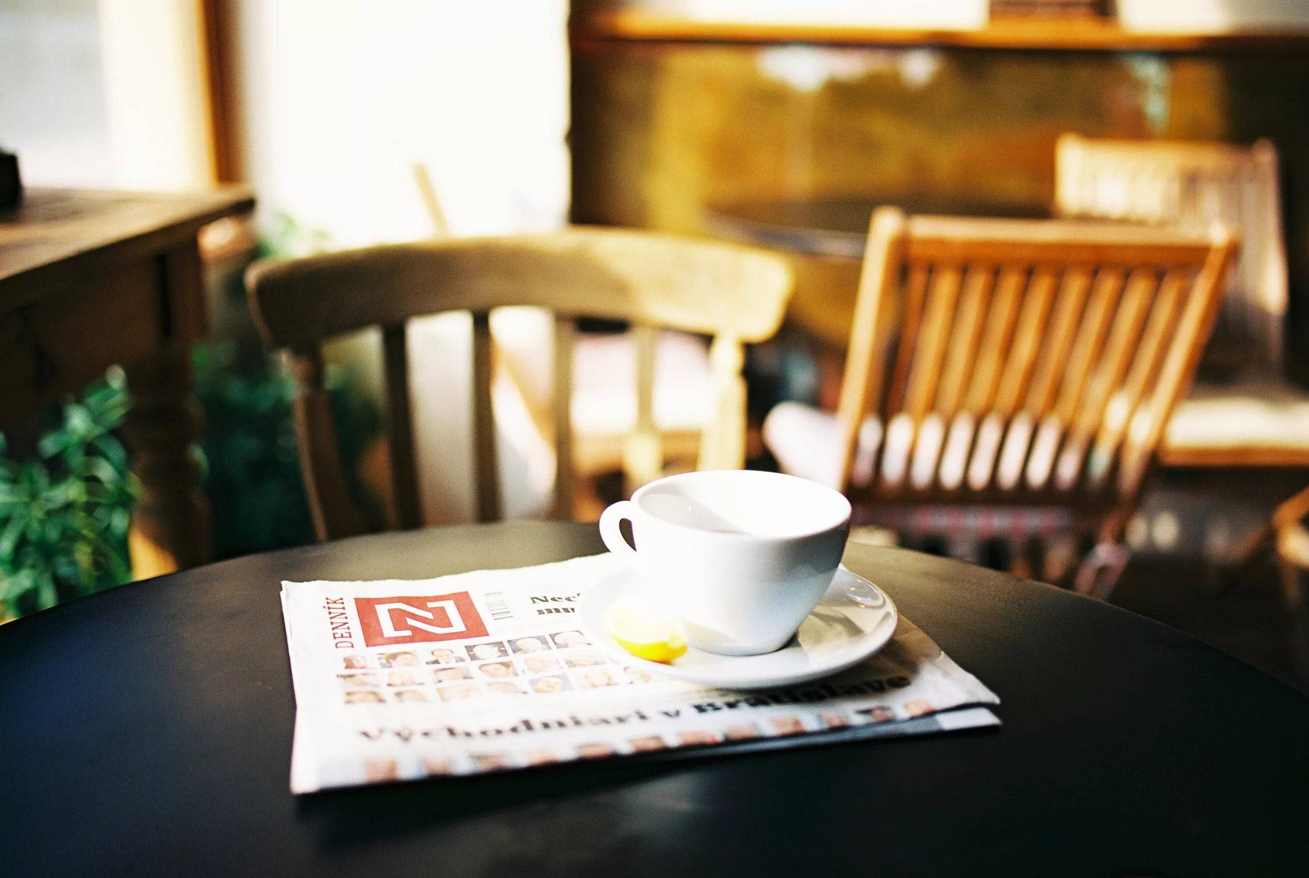 Прочитайте текст столики в кафе. Столик в кафе. Столик в кофейне. Столы для кофейни. Кофейный стол для кафе.