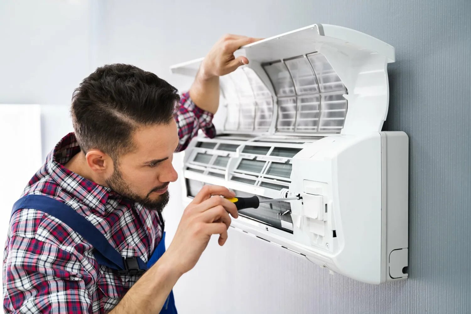 Сколько стоит сплит система в квартиру. Кондиционер. Air Conditioner Repair. Чистка кондиционера. Техническое обслуживание кондиционеров.