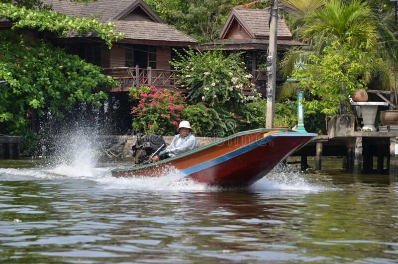 Лодки в Бангкоке. Тайланд плыву на лодке. Моторы на лодках в Бангкоке. Электрические лодки Бангкок. Лодки бангкока