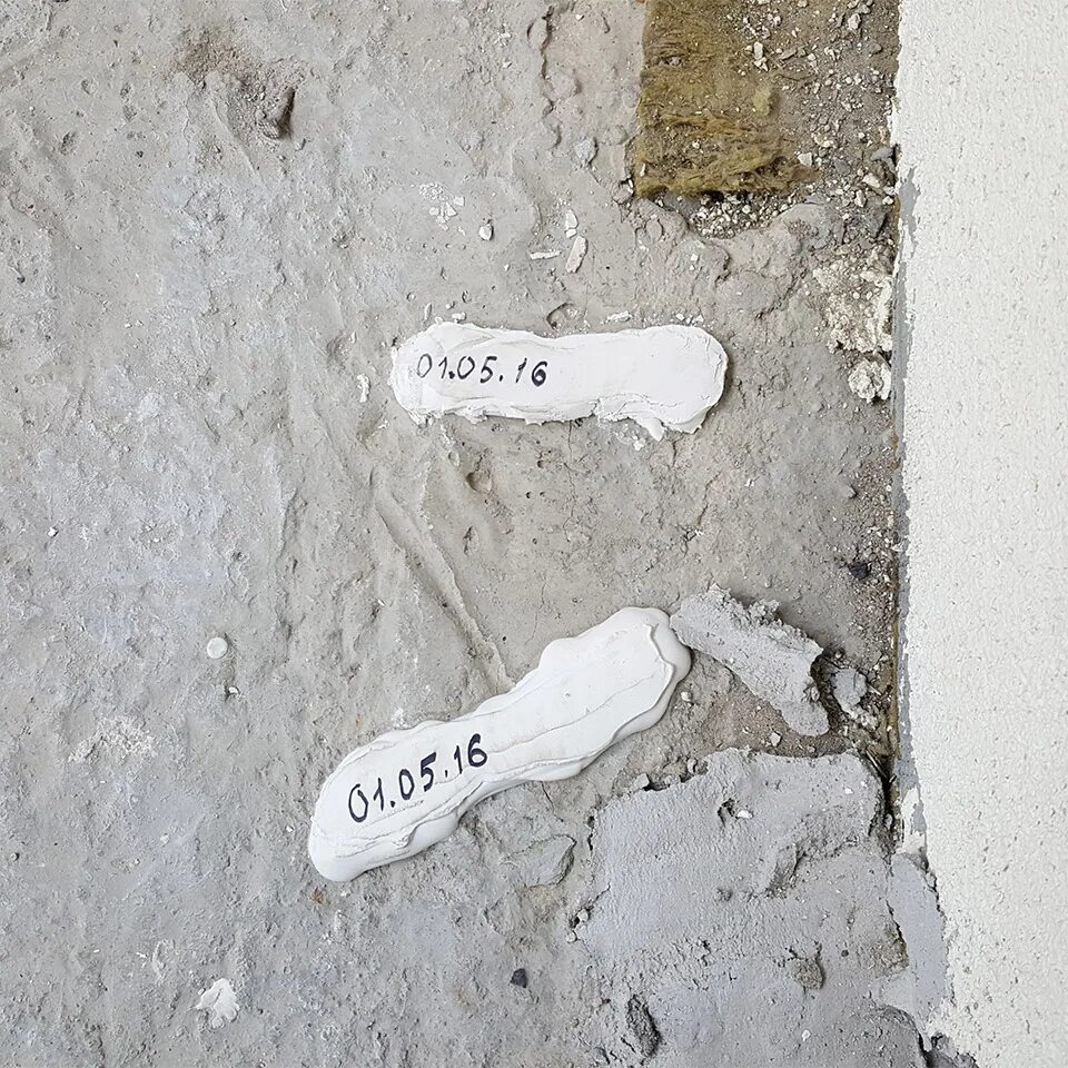 Установка маяков на трещины. Строительный маяк для трещин. Гипсовые маячки на трещинах. Маяк для трещин в стене в жб. Маяк для контроля трещин.