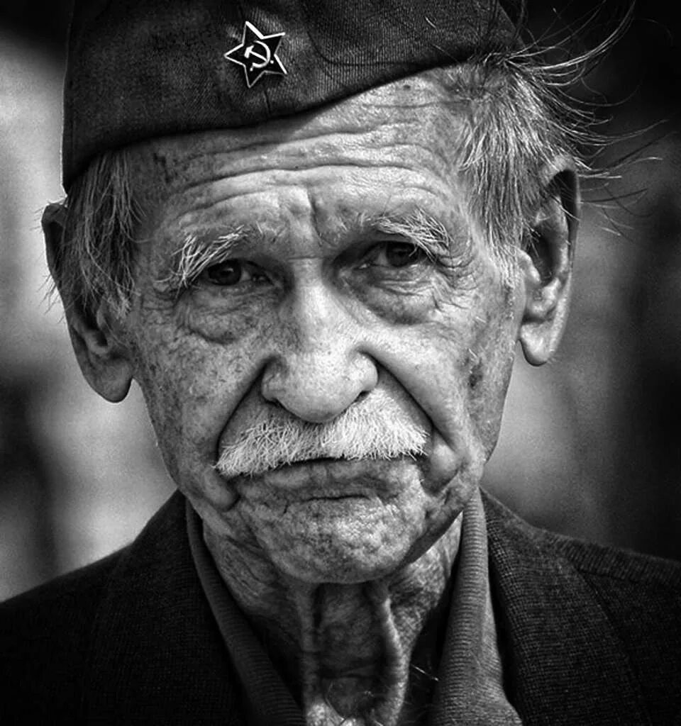 радостные ветераны войны. портрет ветерана. бабушка ветеран. ветеран с медалями. деды прошли войну.