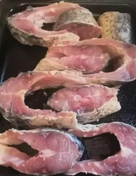 Приготовить стейки сазана. Сазан жареный. Сазан в духовке кусочками с картошкой. Приготовить стейки сазана. Приготовить стейки сазана.