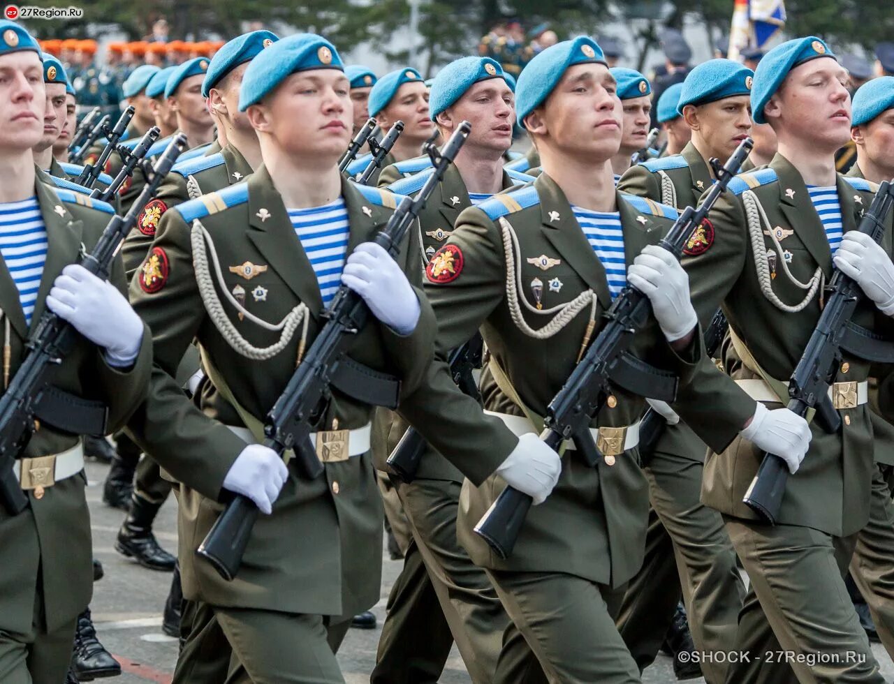 Парад победы солдаты. Военная форма. Солдат в парадной форме. Парадная форма военнослужащих. Парадная форма солдата Российской армии.