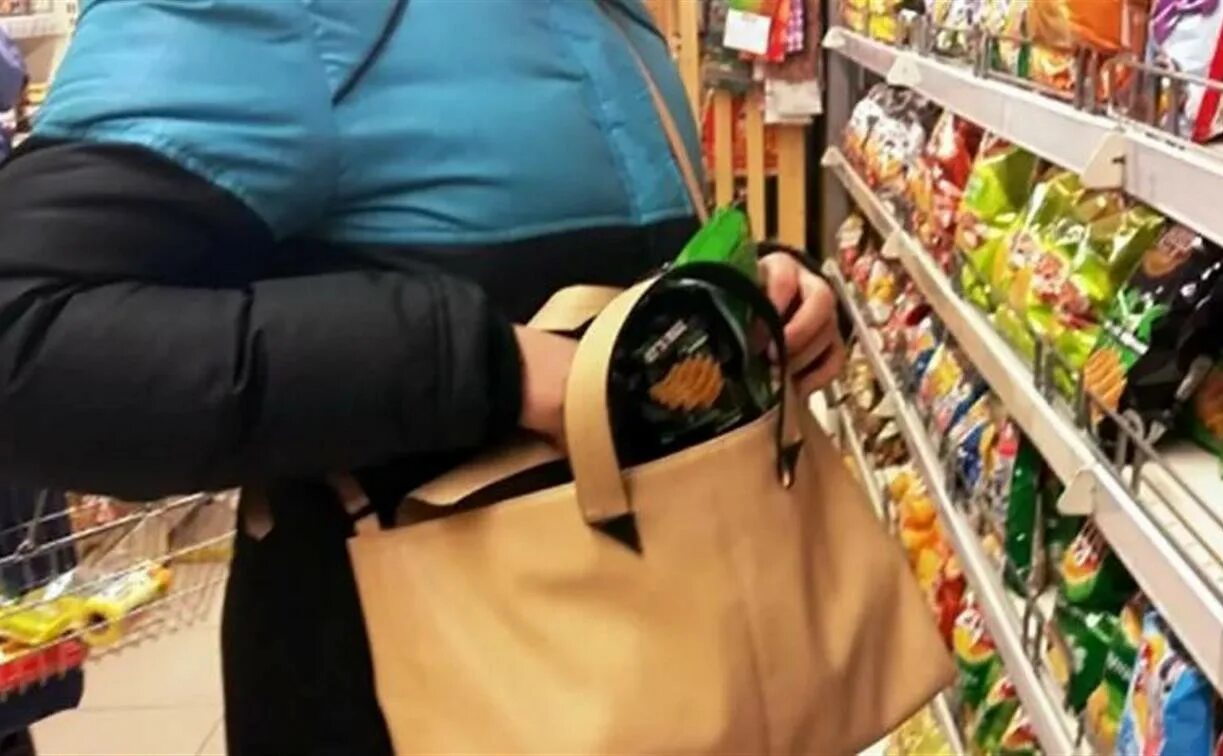 Кража из магазина. Кража продуктов в магазине. Камера наблюдения ворует из магазина. Ворует из магазина. Как красть в магазинах.