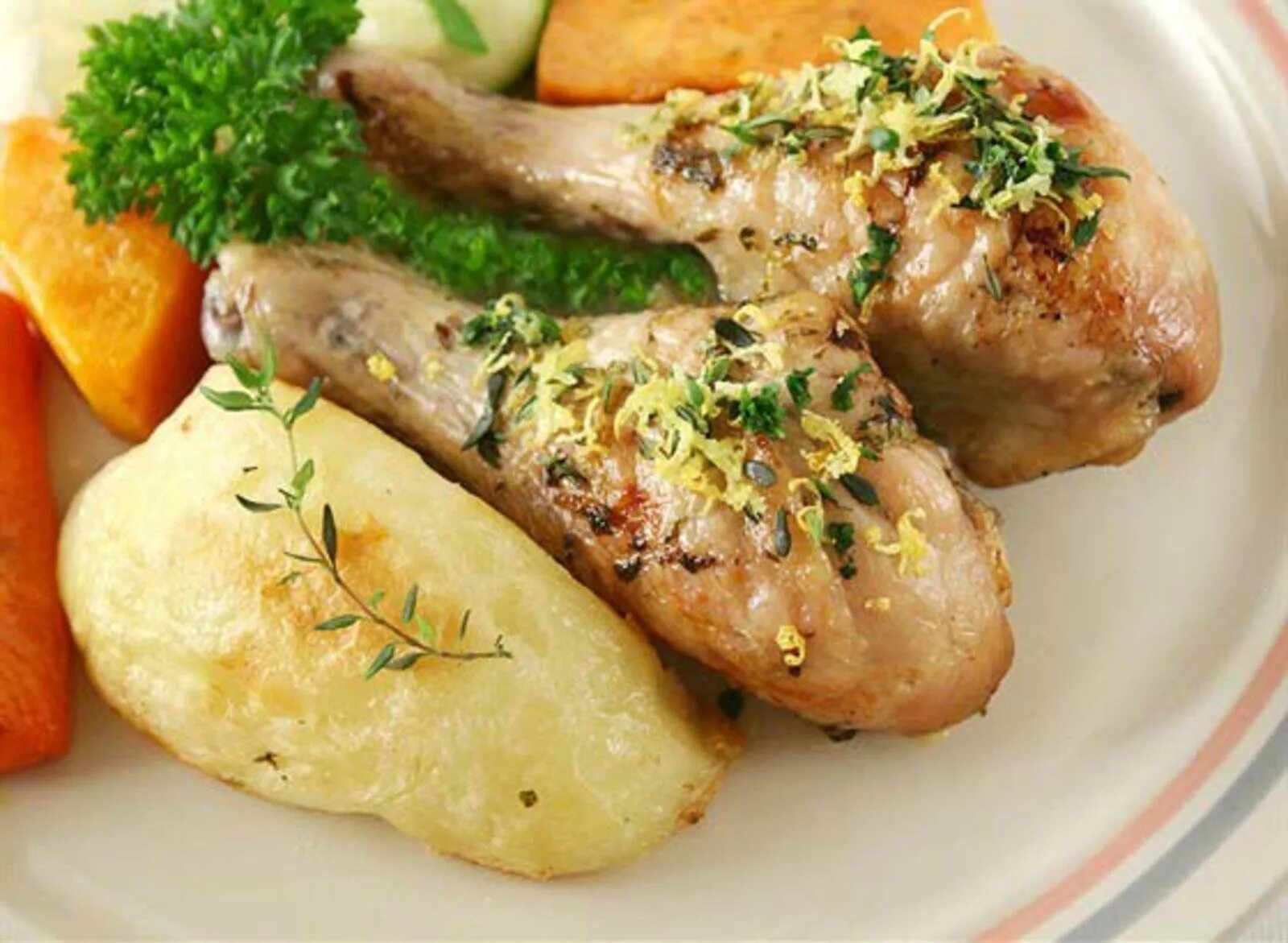 Голень с картошкой на сковороде. Вкусные куриные ножки с картофелем. куриное мясо с ножки с картошкой. жареная голень с картошкой. куриная ножка с картофельными дольками фото.