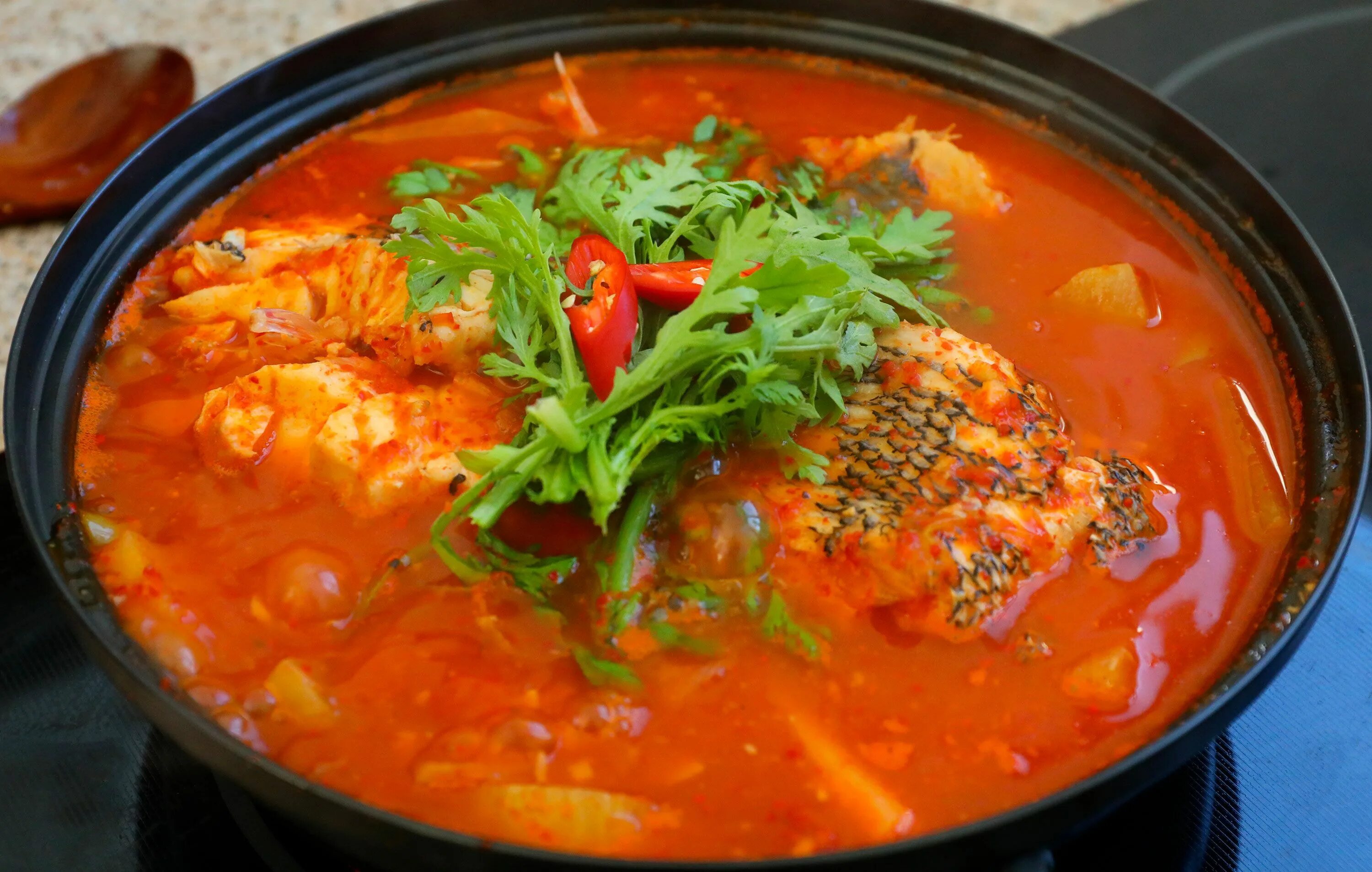 Рыбный суп из томатной консервы. Суп с помидорами. Корейский суп. Тушеная Рыбная похлебка. Суп из сайры консервированной.