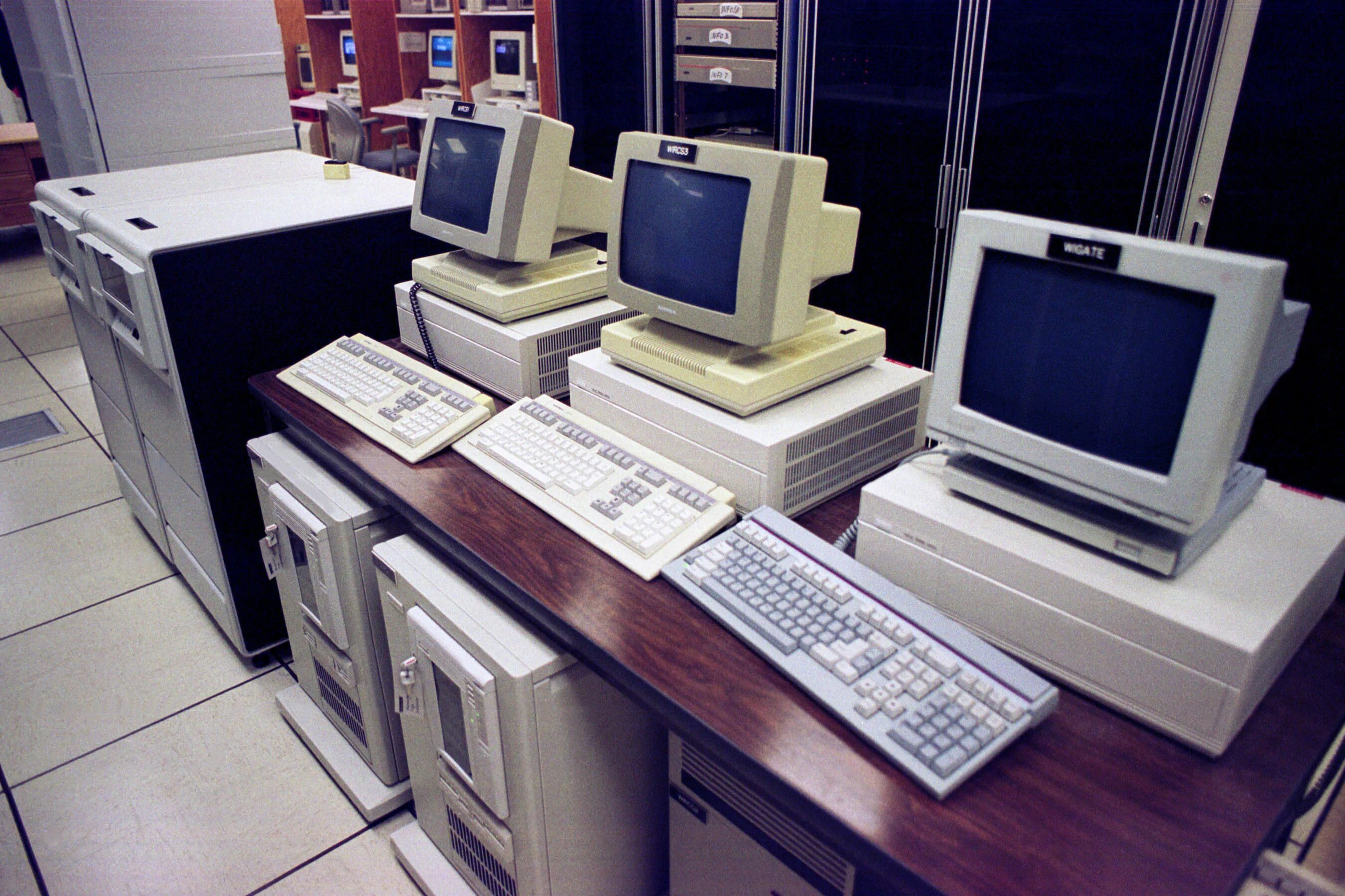 Mainframe computers are computers. Большие эвм мэйнфреймы. ibm mainframe system z. atlas эвм. терминал мэйнфрейм.