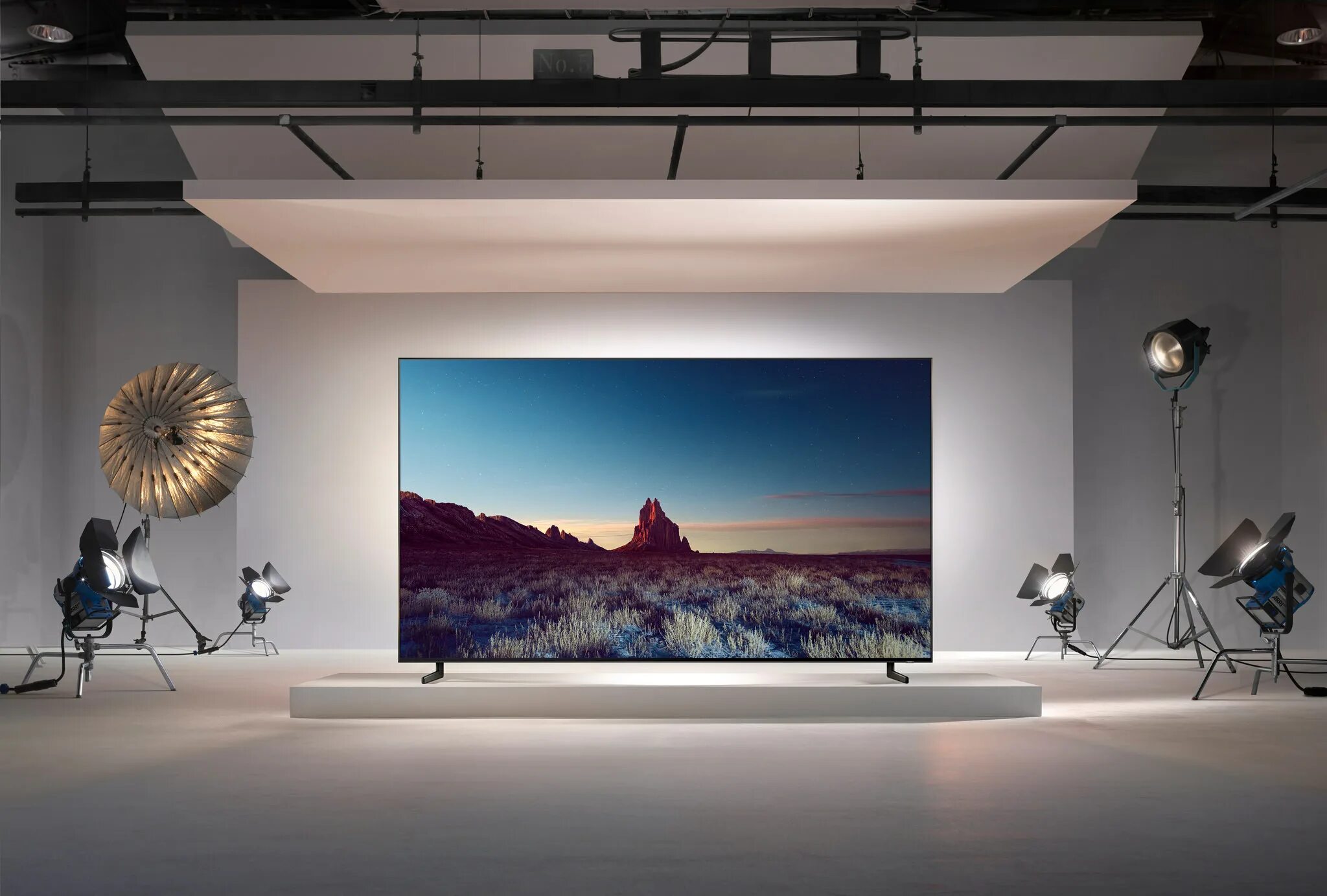 Что делать новый телевизор. Samsung QLED 8k 98 дюймов. Samsung q900r QLED 8k. Samsung QLED TV 8k. Samsung QLED q900.