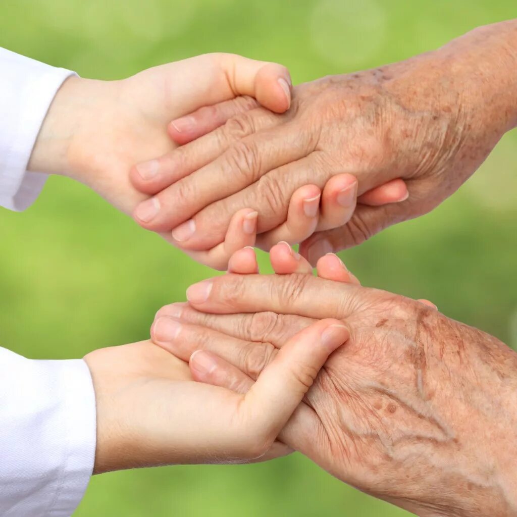 Пожилые держатся за руки. Социальная помощь пожилым людям. Помогать пожилым людям. Забота о пожилых родственниках. Поддержка пожилым людям.