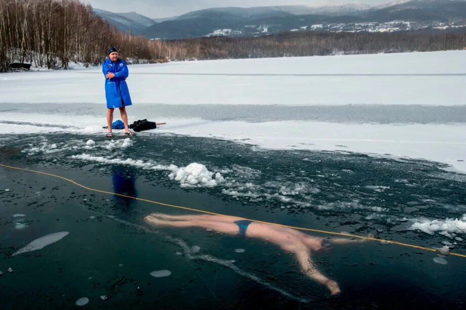 Антарктида купаться вниз. Проламывал кистенем лёд под орком, а орк проплыл подольдом. Проплыл подо льдом. Проплыл подо льдом. Девушка плавает подо льдом.