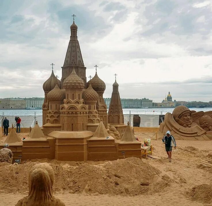 Фестиваль песчаных скульптур в санкт-петербурге 2023. Фестиваль песчаных скульптур в петропавловской крепости. Фестиваль песочных скульптур питер 2022. Песочные скульптуры в санкт-петербурге у петропавловской крепости. Петропавловская крепость песчаные скульптуры.