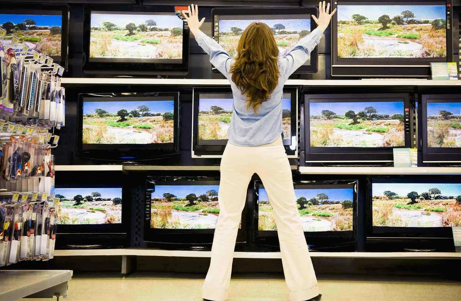 Какой телевизор покупать в 2024. Много телевизоров. Много телевизоров в комнате. Телевизоры много телевизоров. Витрина с телевизорами.
