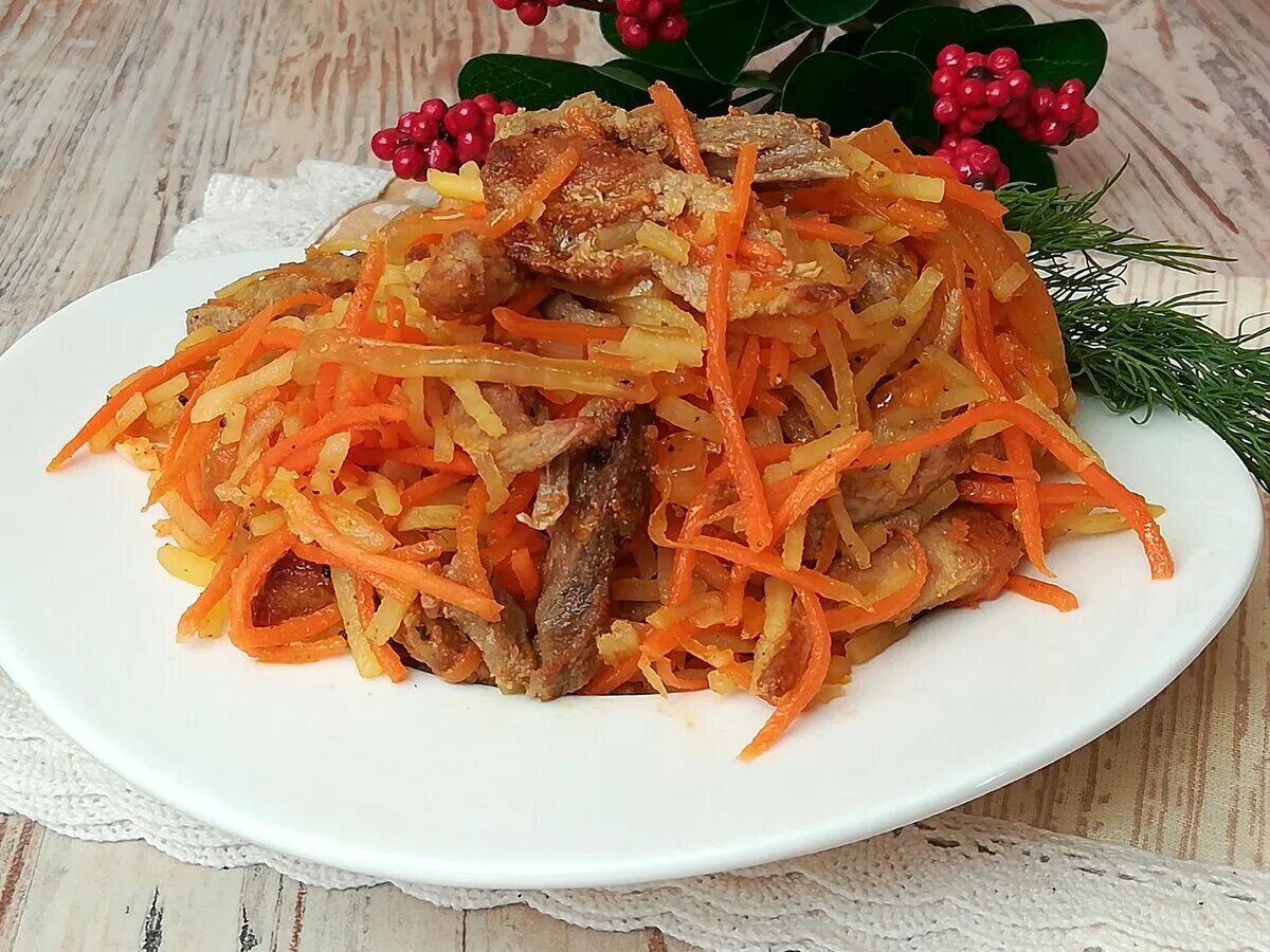 Жареная курица с луком и морковью. Камдича по-корейски. Салат с мясом и корейской морковкой. Мясной салатик с корейской морковкой. Салат с жареной картошкой.