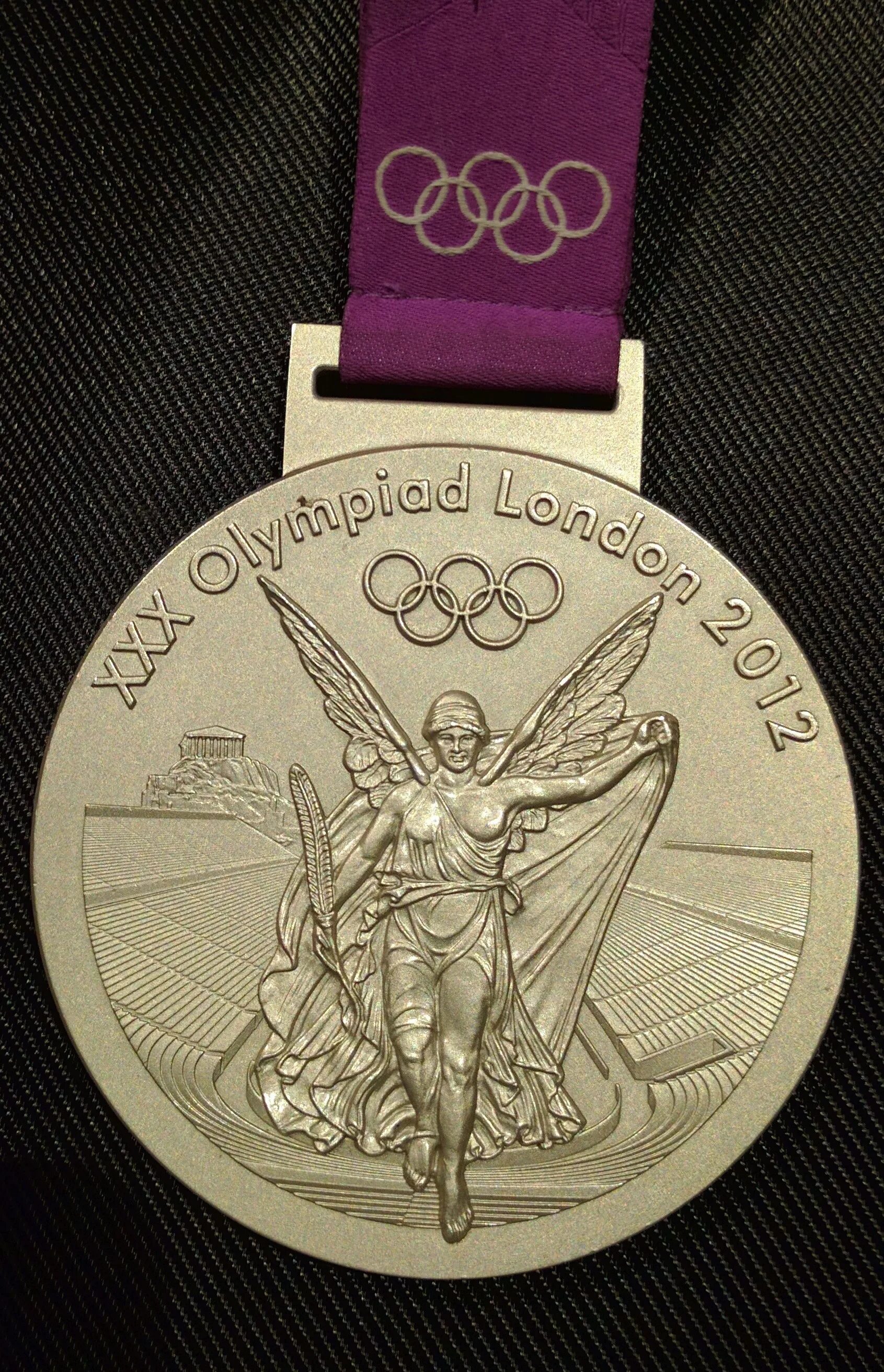 Медали олимпийские лондон. Олимпийская серебряная медаль 2012. Медали олимпийские лондон. Олимпийская медаль 2012. Медали лондон 2012.